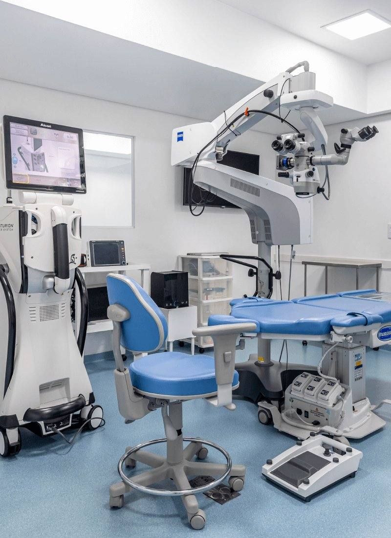 Sala cirúrgica com microscópio Zeiss e sistema Alcon Centurion — Oculare Medical Center Caruaru