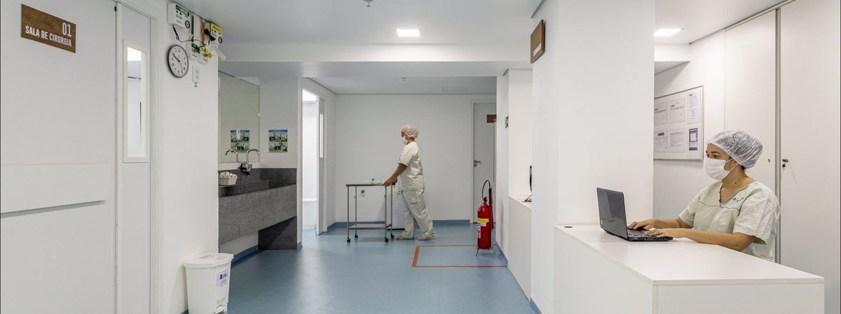Corredor do centro cirúrgico — Oculare Medical Center Caruaru